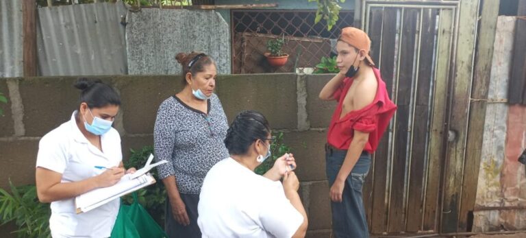 Familias del Memorial Sandino se vacunan contra la covid 19