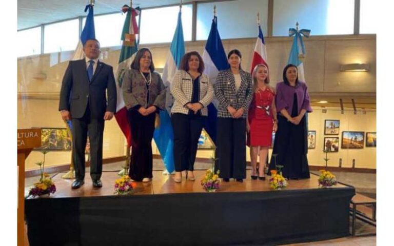 Celebramos en Colombia independencia de Centroamérica y México