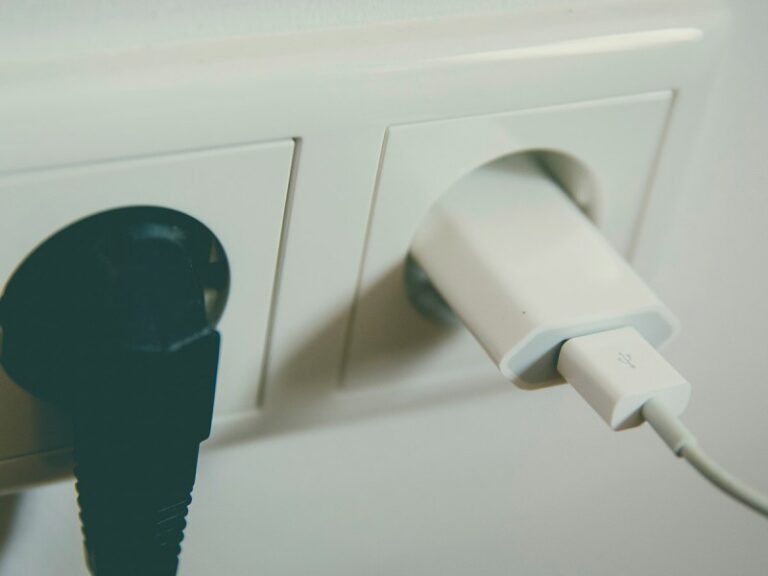 Niña tailandesa fallece electrocutada mientras cargaba su teléfono