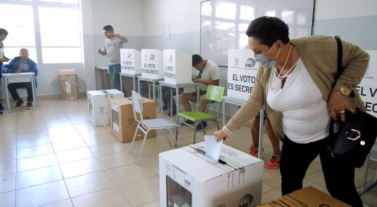 Ecuador elige a su presidente en medio de un clima de violencia