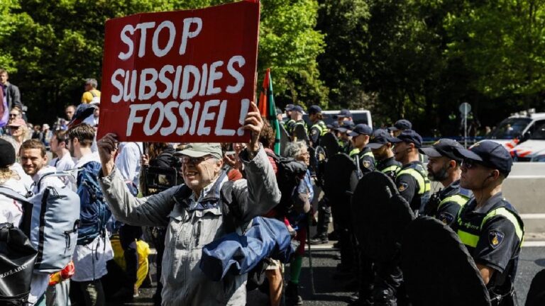 Policía de Países Bajos arresta a más de 2 mil 400 activistas ecologistas