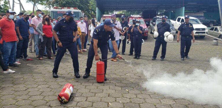 Bomberos capacitan a comerciantes de pólvora de Managua