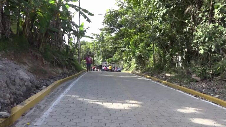 Inauguran calle adoquinada en el barrio San Pedro