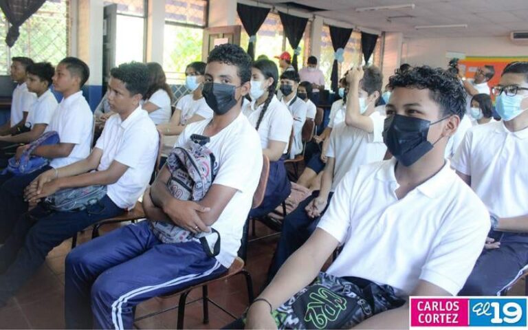 Brindan charla sobre narración y crónica deportiva en el Colegio Camilo Zapata