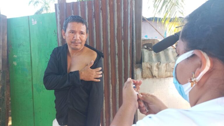 Familias del barrio Acahualinca se vacunan contra la Covid-19