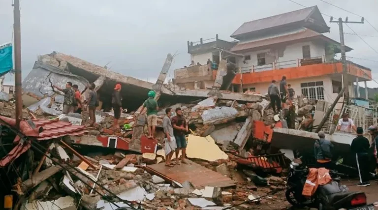 Incrementa a 268 el número de fallecidos por terremoto en Indonesia