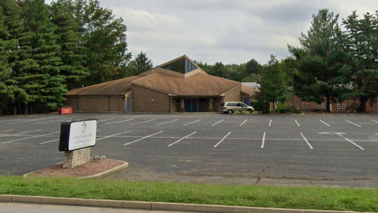 Dueño de funeraria es acusado de robo por encontrar cadáveres en descomposición en su local