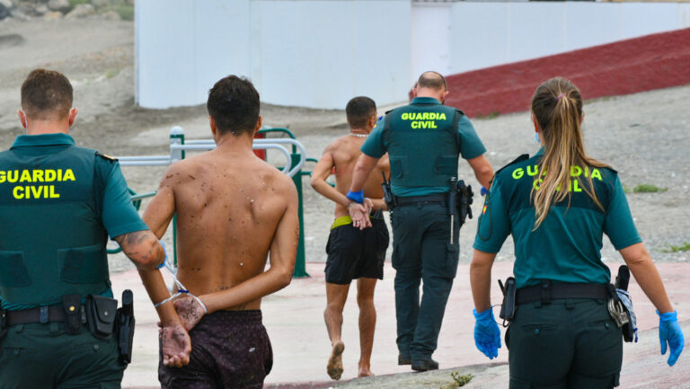 Guardia Civil de España detiene a 38 migrantes en las costas de Ceuta