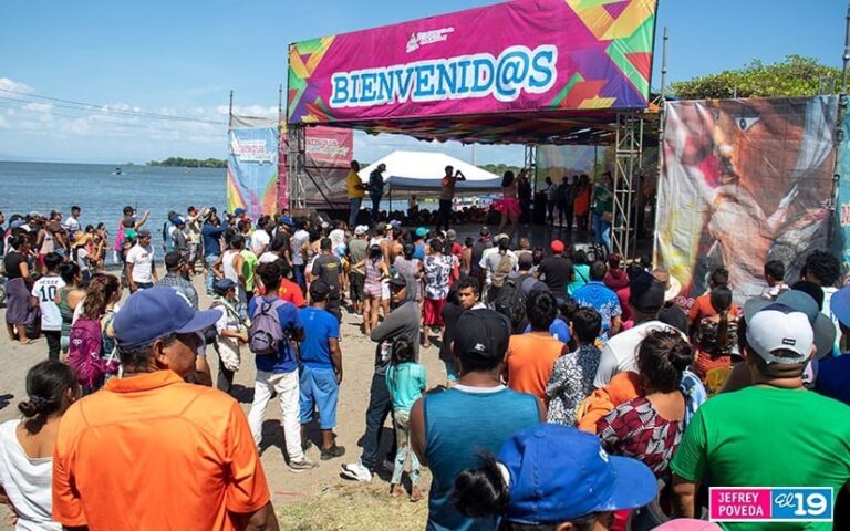 Veraneantes disfrutan de actividades en el Gran Lago de Nicaragua