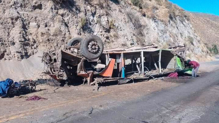 Bus cae en un barranco en Perú y deja 13 fallecidos