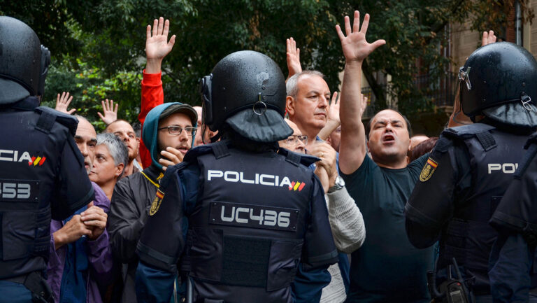 Oficial denuncia a una mujer por besarlo sin su consentimiento