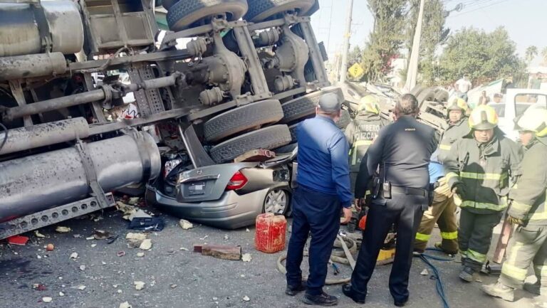 Cinco personas resultaron heridas de gravedad luego de que un tráiler cayera sobre varios vehículos