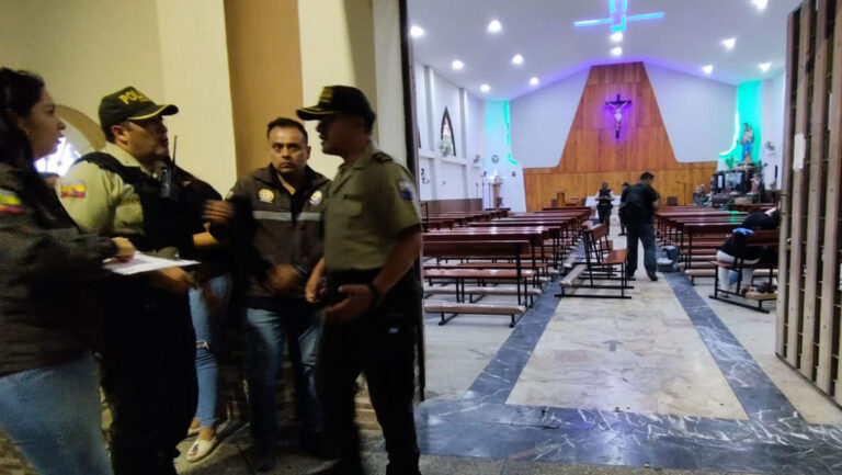 Un tiroteo dentro de una iglesia deja como saldo un niño y un adulto fallecido  