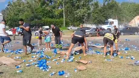Un camión con cervezas se vuelca y personas que estaban en el lugar empiezan a saquearlo
