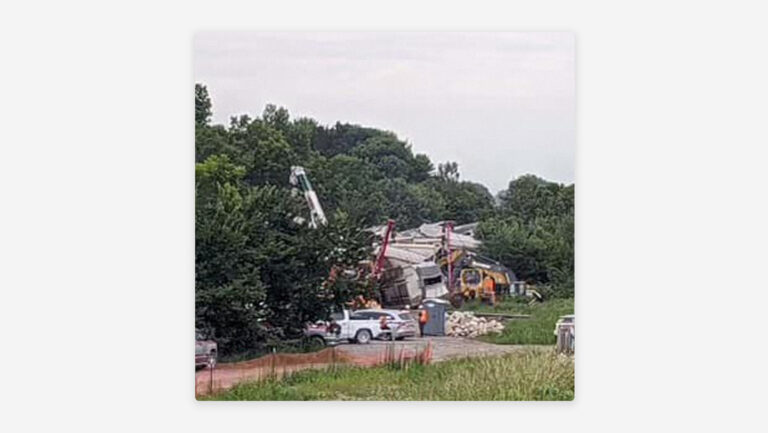 Tren en Minnesota se descarrila y 15 vagones quedan amontonados en la vía