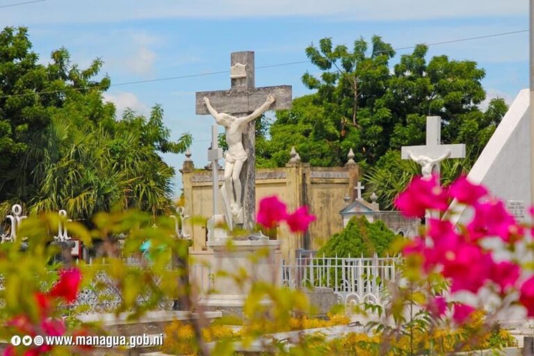 Avanza la limpieza y mantenimiento en cementerios de Managua