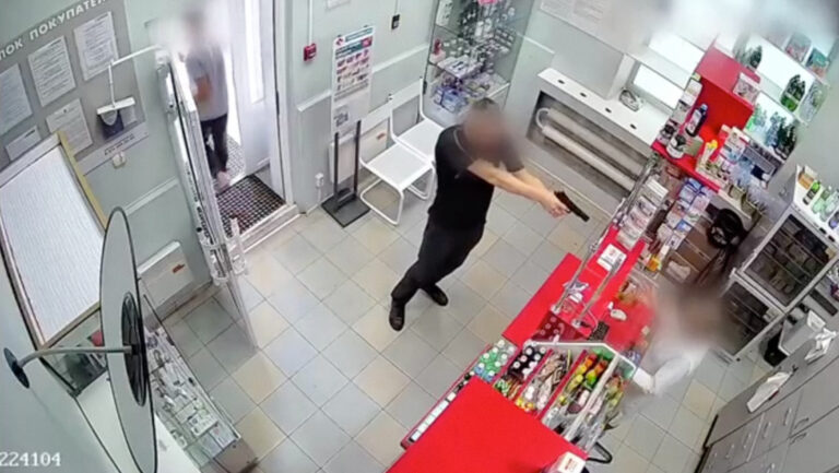 Hombre intenta robar un medicamento con pistola de juguete