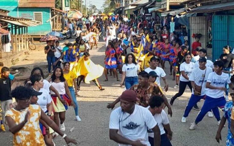 Realizan desfile en celebración al Palo de Mayo en Waspam, Río Coco