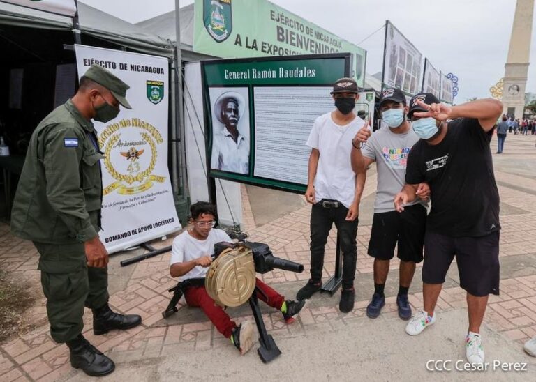 Familias disfrutan de la Exposición Estática