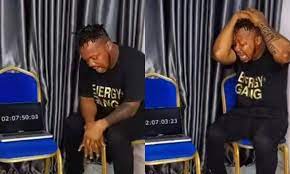 Queda parcialmente ciego de tanto llorar. Quería romper un récord