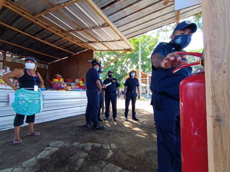 Bomberos inspeccionan puestos de pólvora