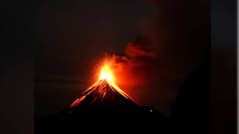 Volcán de Fuego en Guatemala lanza cenizas de hasta 4.800 metros de altura