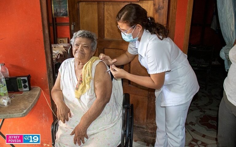 Continúa vacunación contra la Covid19 en el barrio Villa Dignidad