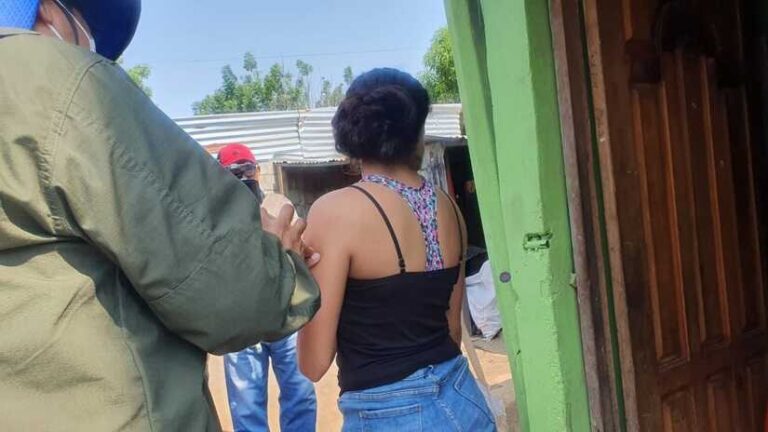 MINSA inmuniza contra 17 patologías a familias del barrio Jorge Dimitrov