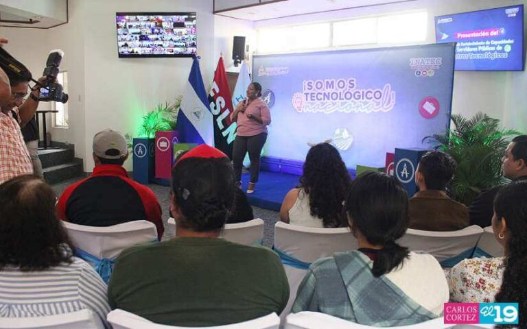 Capacitan a servidores públicos del Inatec