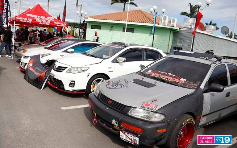 Presentan espectáculo de autos modificados