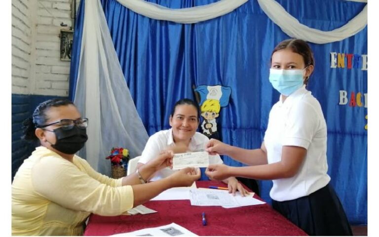 Continúa entrega de bono de bachiller a estudiantes de colegios de León