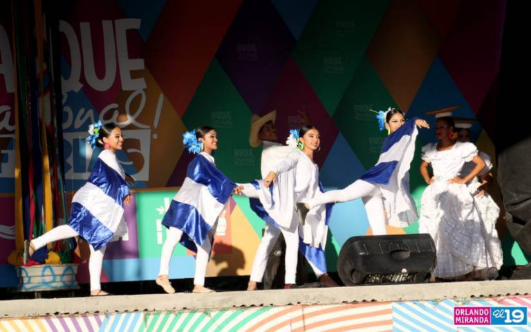 Realizan Feria Nacional “Verano, Color y Tradición”