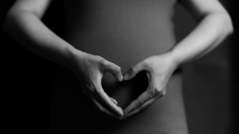 Buscan a legisladores de Senegal que patearon a parlamentaria embarazada