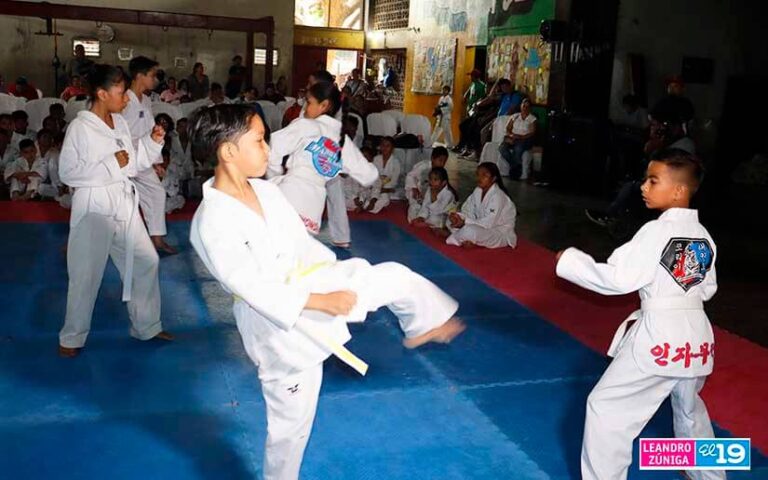 Niños pasan a otro grado de cinta en la disciplina Taekwondo