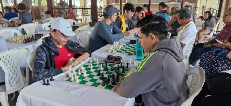 Celebran campeonato de ajedrez en Puerto Salvador Allende