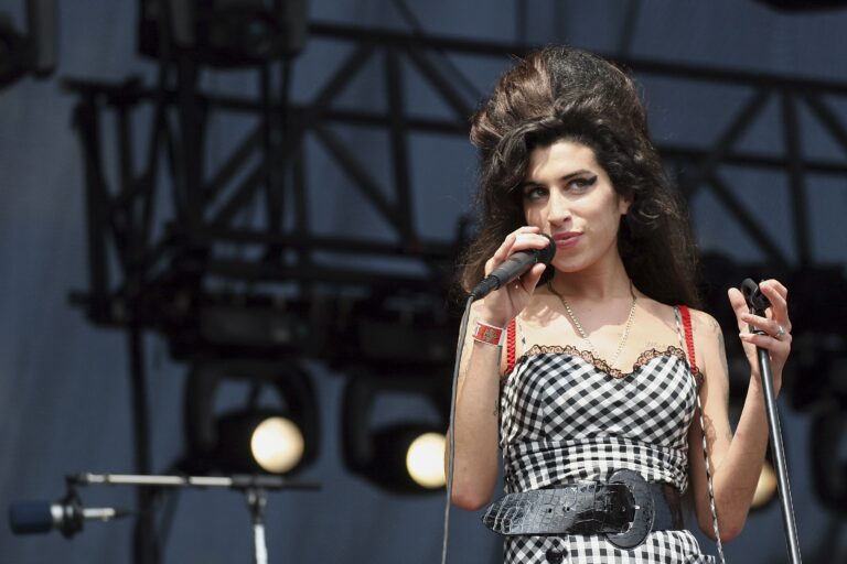 Subastan canción, camisa y bolígrafo de Amy Winehouse