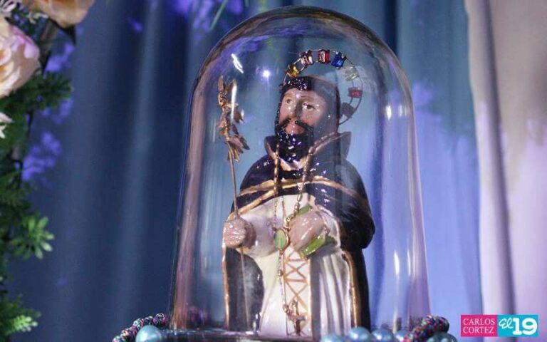 Capitalinos se congregan para participar en la tradicional Vela del Arco