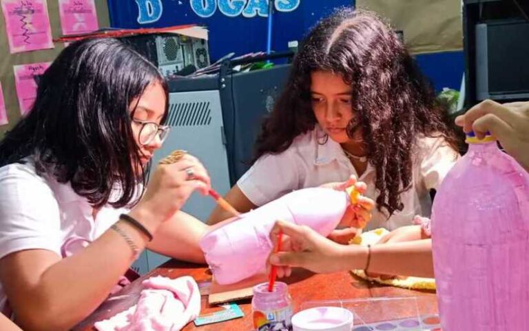 Estudiantes de Managua crean artes plásticas con botellas recicladas