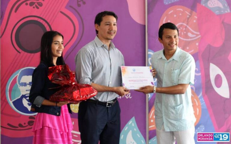 Entregan reconocimiento a artistas y profesores de arte en el marco del Día Nacional de la Paz