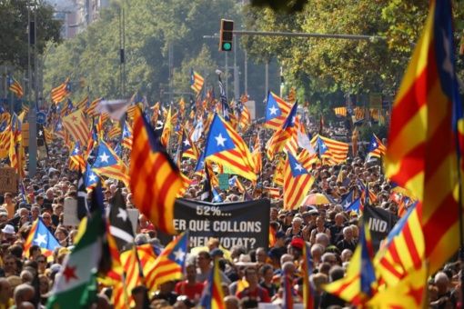 Miles de independentistas catalanes se manifiestan en Barcelona