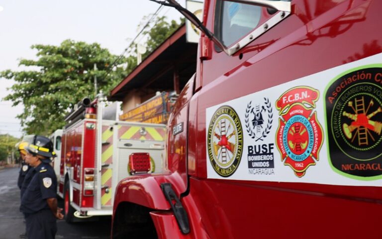 Capacitan a bomberos sobre el manejo de bombas de incendios