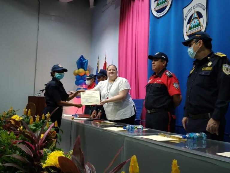 Se gradúan 45 nuevos bomberos