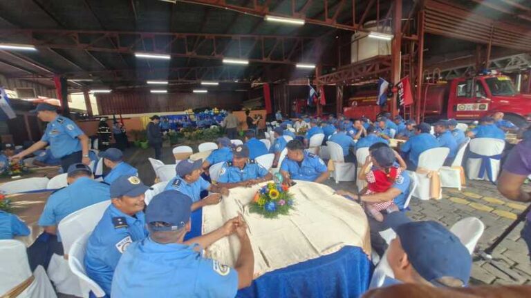 Bomberos de Nicaragua celebran el Día Nacional del Padre