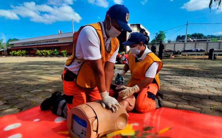 Jóvenes aspirantes a bomberos participaron en un ejercicio demostrativo de rescate