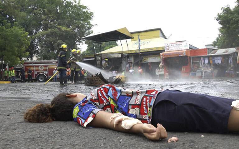 Bomberos realizan ejercicio de extinción de incendios en el Roberto Huembes