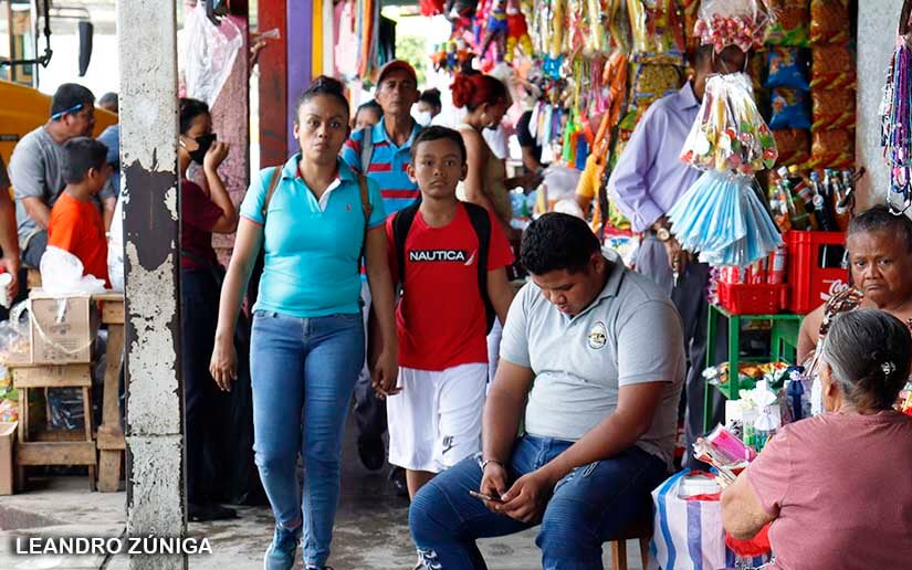 Familias acuden a Terminal de Buses