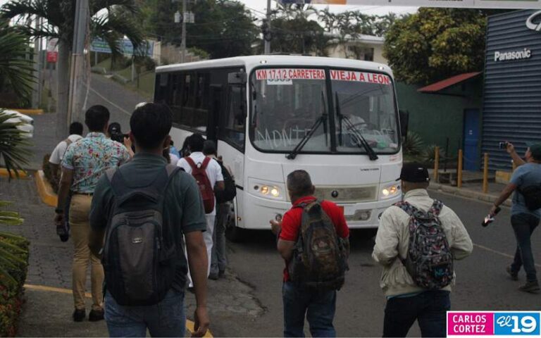 Usuarios del transporte colectivo gozan de los nuevos buses rusos