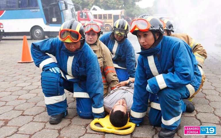 Madres bomberas participan en ejercicio demostrativo de habilidades y destrezas