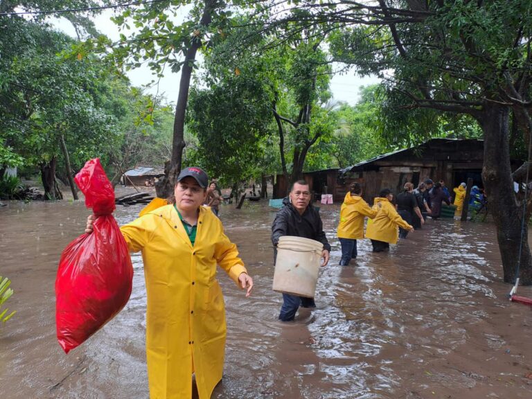 Nicaragua reporta 800 viviendas anegadas por huracán Julia