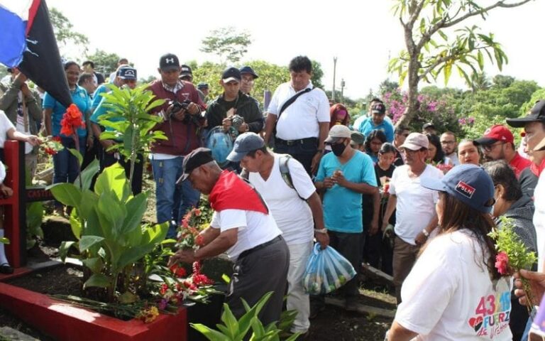 Conmemoran a los héroes y mártires de Octubre Victorioso